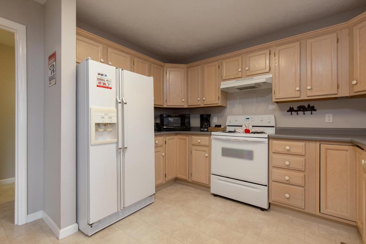 Kickback Kabin, 3 Bedrooms, Deck, Hot Tub, Pool Access, Sleeps 6