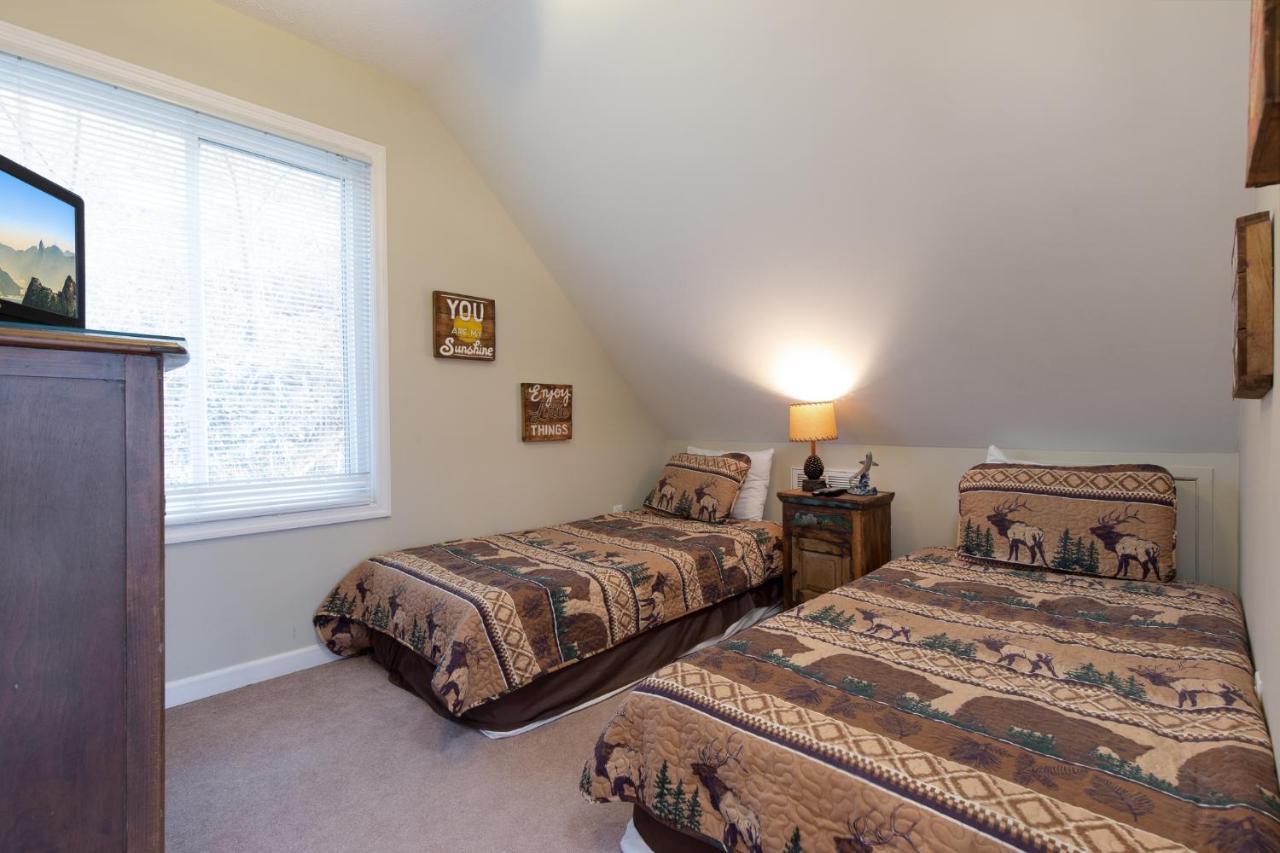 Holiday home Kickback Kabin, 3 Bedrooms, Deck, Hot Tub, Pool Access, Sleeps 6