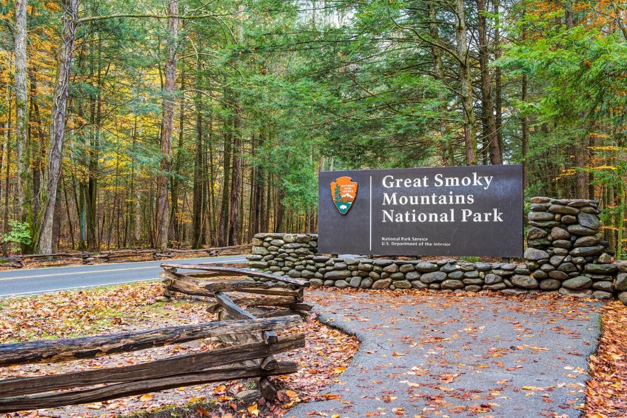 Kickback Kabin, 3 Bedrooms, Deck, Hot Tub, Pool Access, Sleeps 6 Gatlinburg