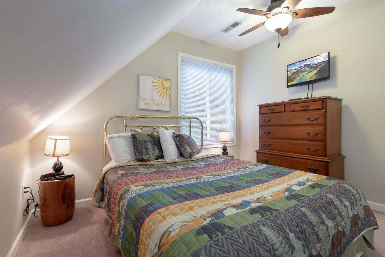 Kickback Kabin, 3 Bedrooms, Deck, Hot Tub, Pool Access, Sleeps 6 *