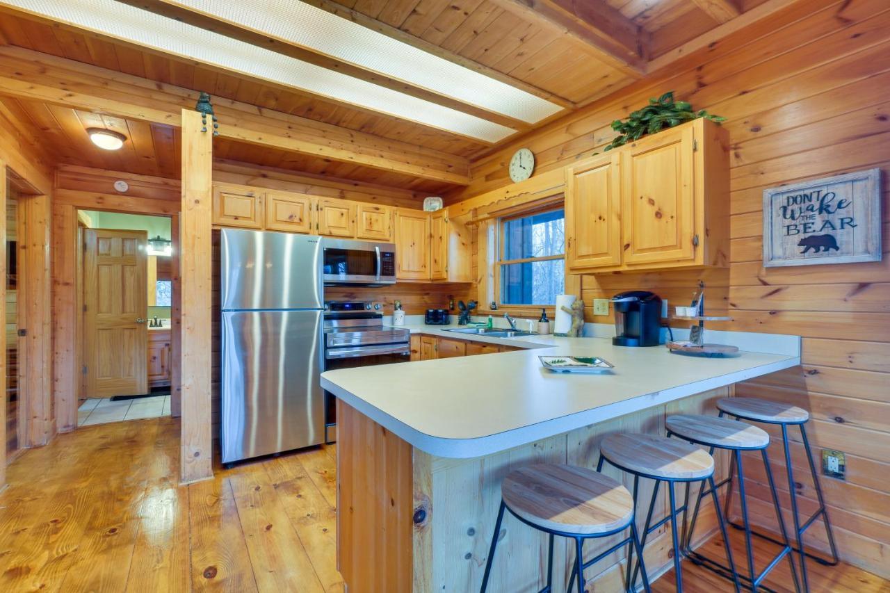 Cabin Hot Tub And Loft With Games!