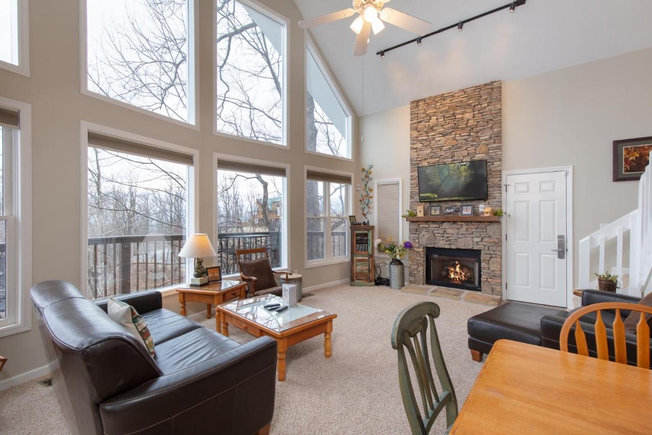 Kickback Kabin, 3 Bedrooms, Deck, Hot Tub, Pool Access, Sleeps 6 * Gatlinburg