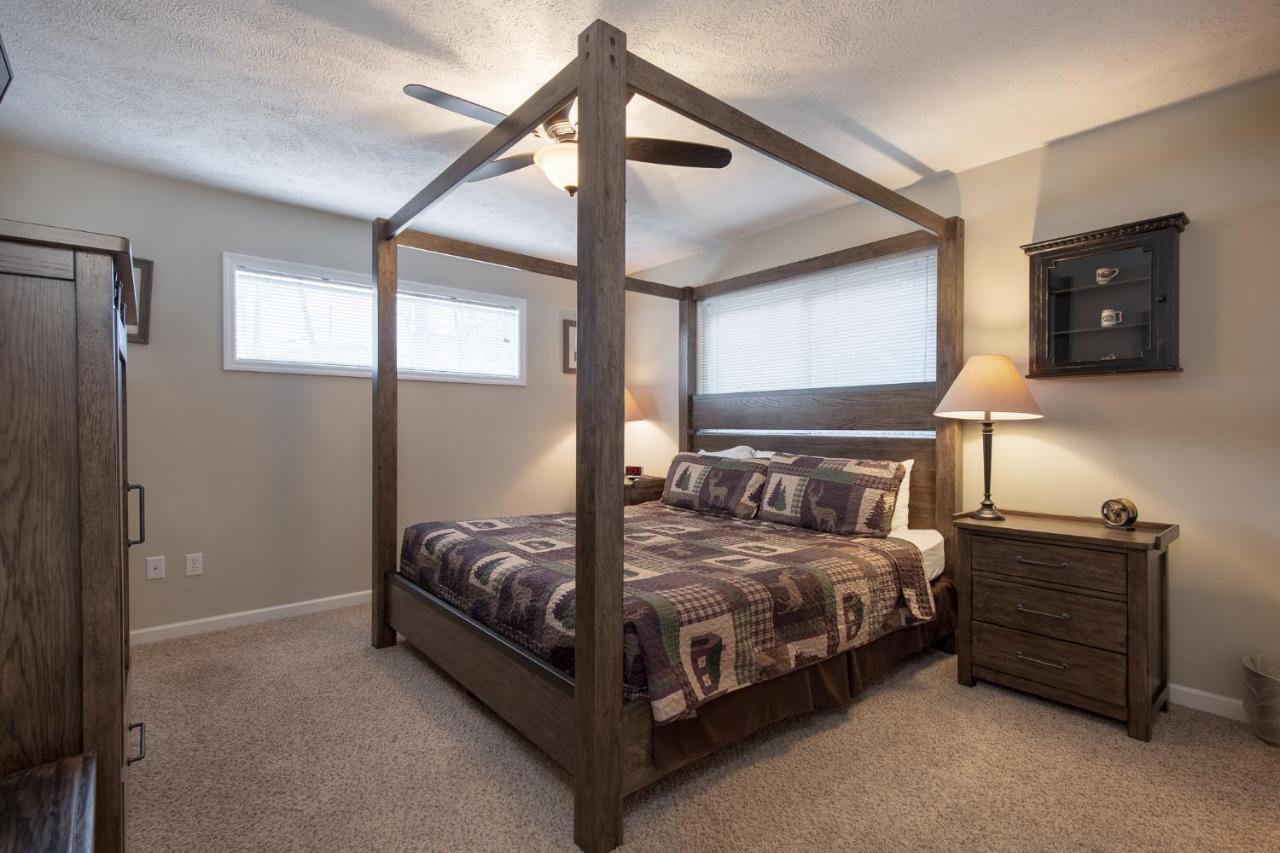 Kickback Kabin, 3 Bedrooms, Deck, Hot Tub, Pool Access, Sleeps 6 Gatlinburg