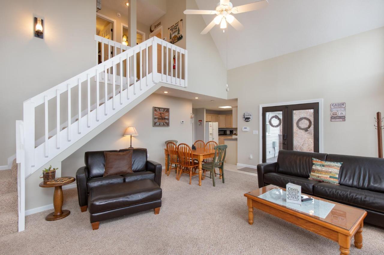 Kickback Kabin, 3 Bedrooms, Deck, Hot Tub, Pool Access, Sleeps 6 Holiday home