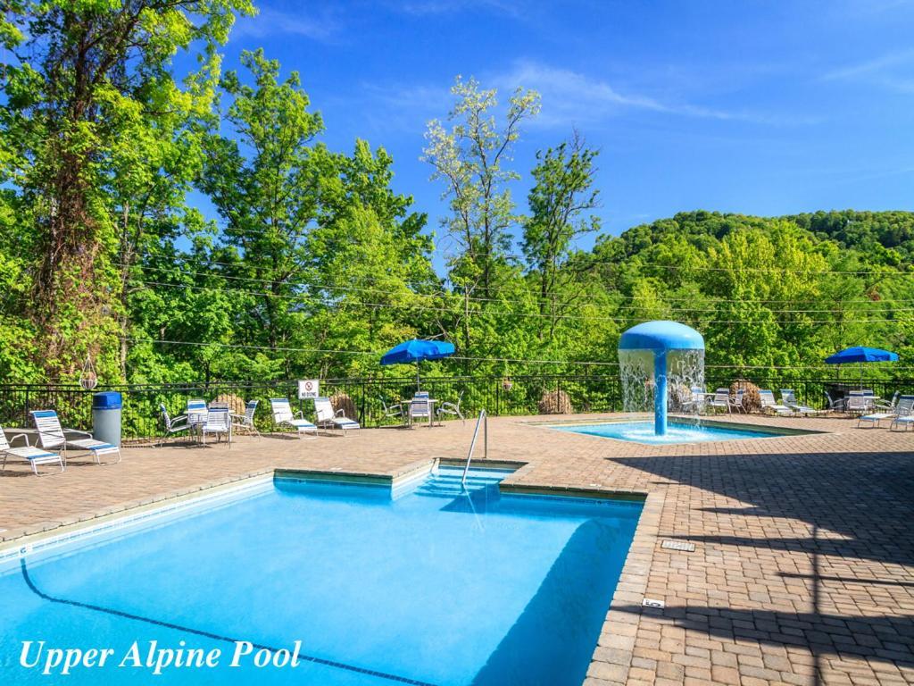 Holiday home Kickback Kabin, 3 Bedrooms, Deck, Hot Tub, Pool Access, Sleeps 6 Gatlinburg