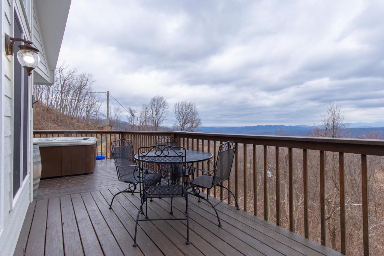 Holiday home Kickback Kabin, 3 Bedrooms, Deck, Hot Tub, Pool Access, Sleeps 6