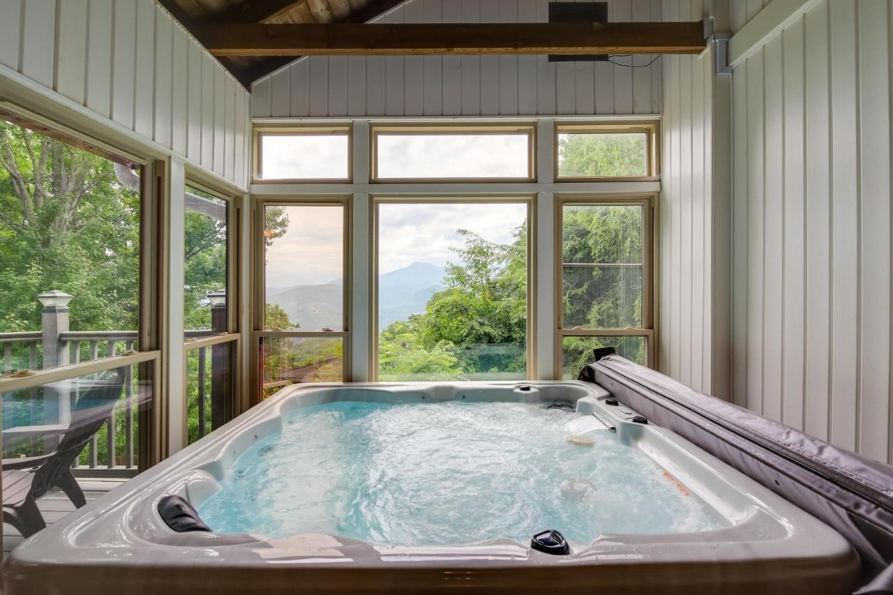 Mountain Views And Indoor Hot Tub! Holiday home