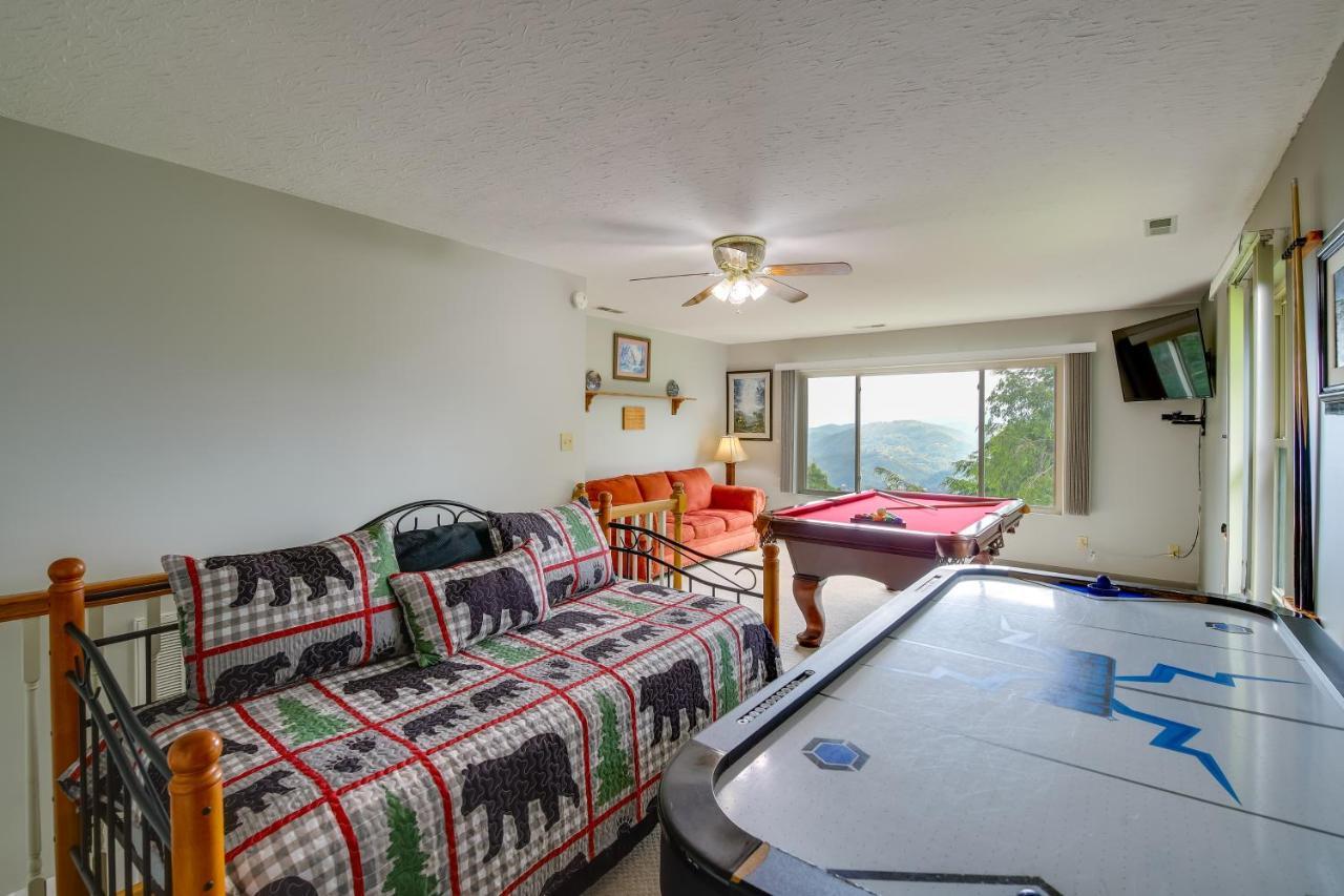 Mountain Views And Indoor Hot Tub! Holiday home Gatlinburg