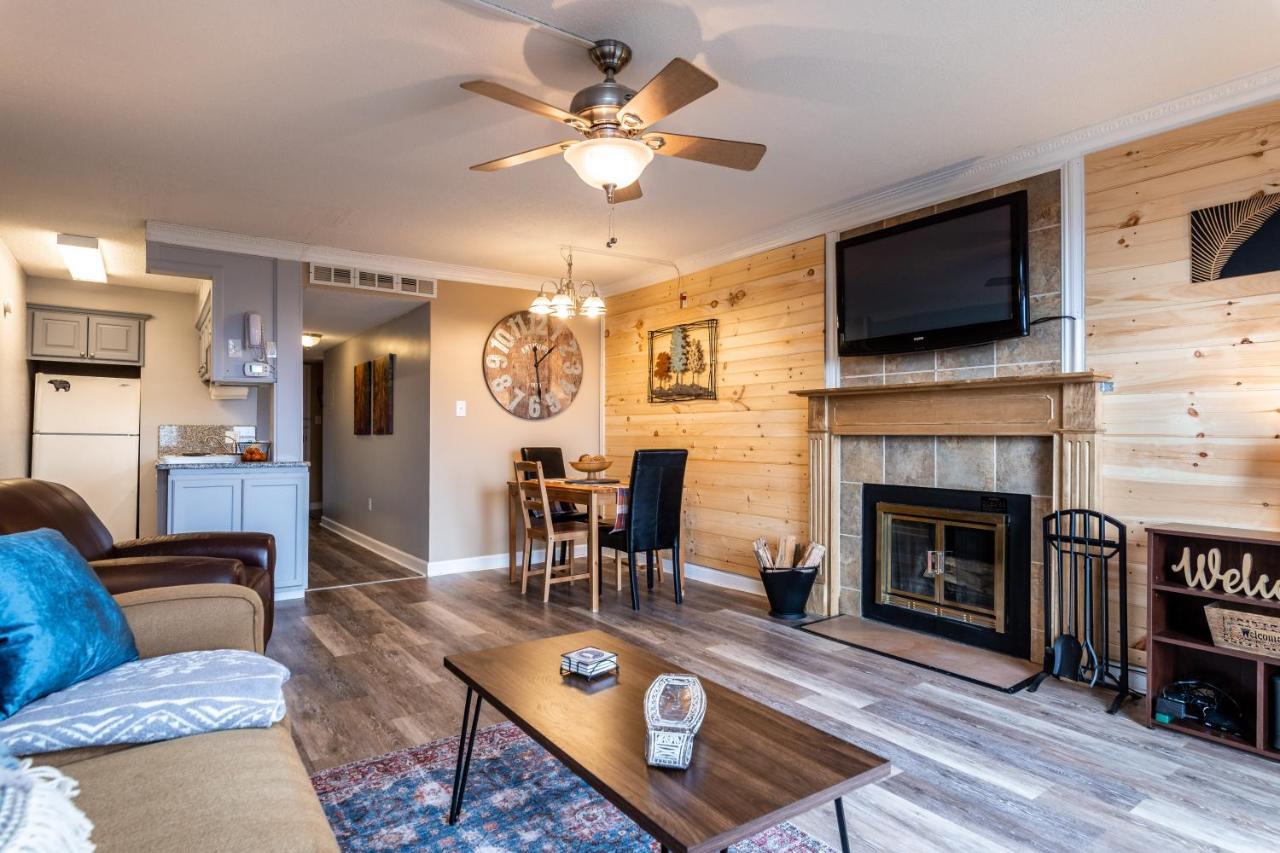 Sky High Views!!-peak Mountaintop-outdoor Pool-close To Downtown-private Balcony-wifi-cable Apartment Gatlinburg