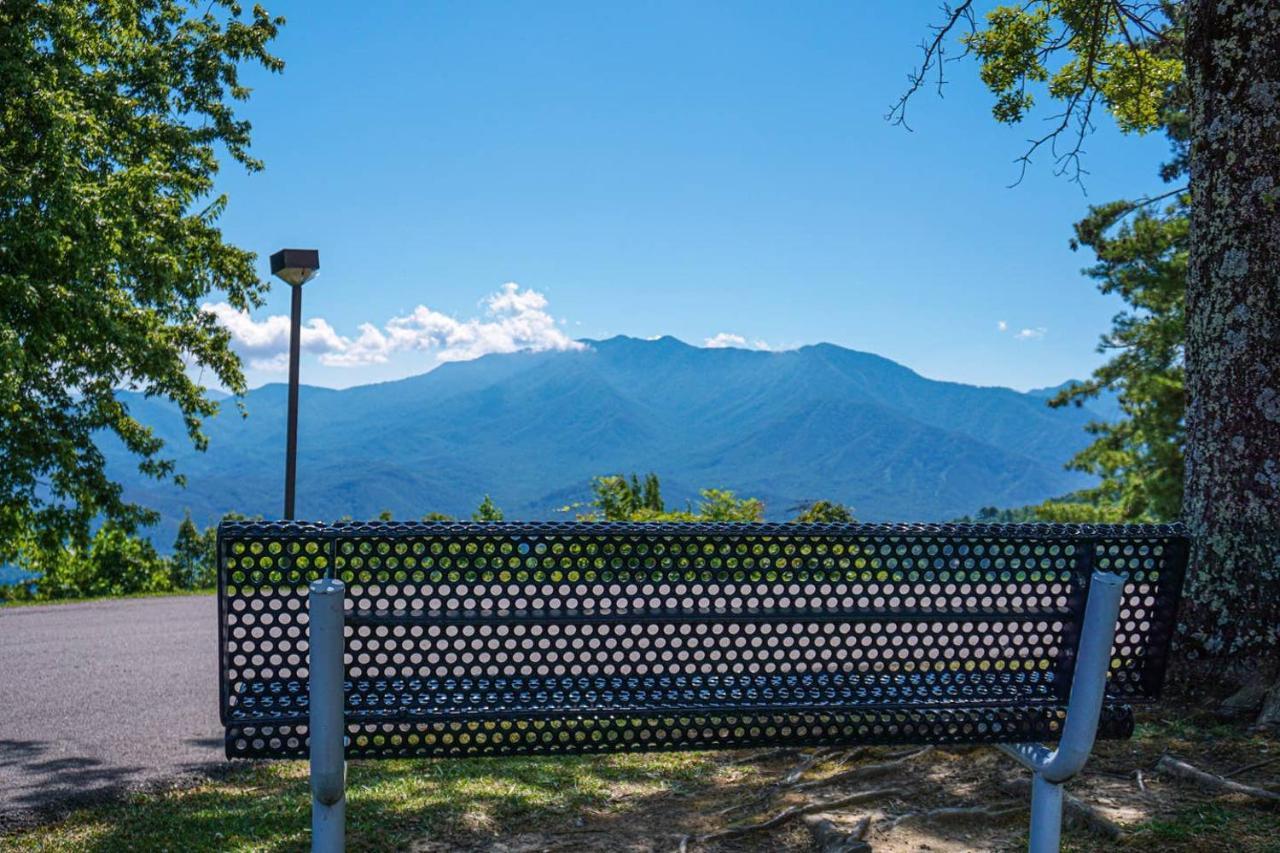 Sky High Views!!-peak Mountaintop-outdoor Pool-close To Downtown-private Balcony-wifi-cable Gatlinburg