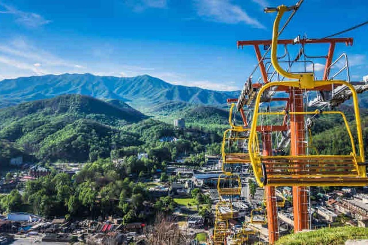 Sky High Views!!-peak Mountaintop-outdoor Pool-close To Downtown-private Balcony-wifi-cable * Gatlinburg