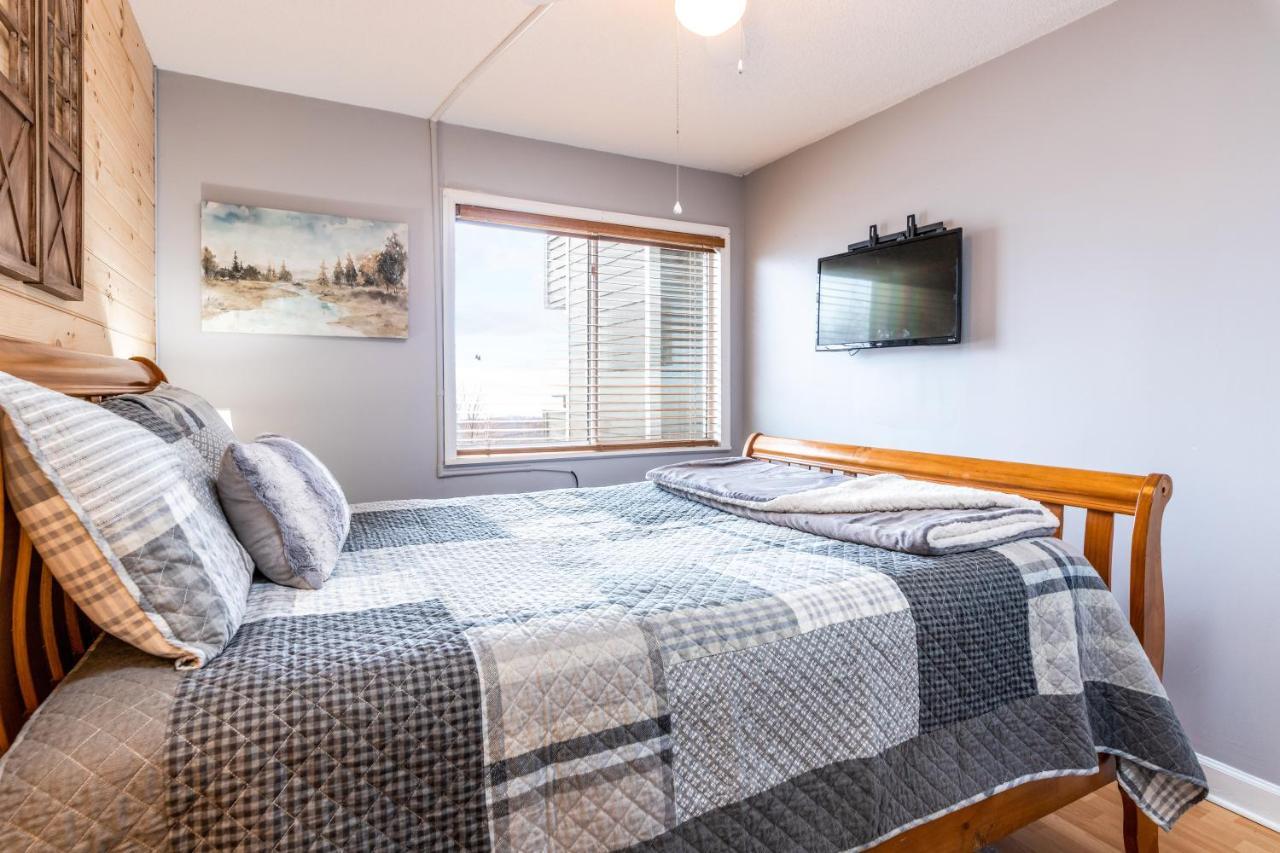 Sky High Views!!-peak Mountaintop-outdoor Pool-close To Downtown-private Balcony-wifi-cable Gatlinburg