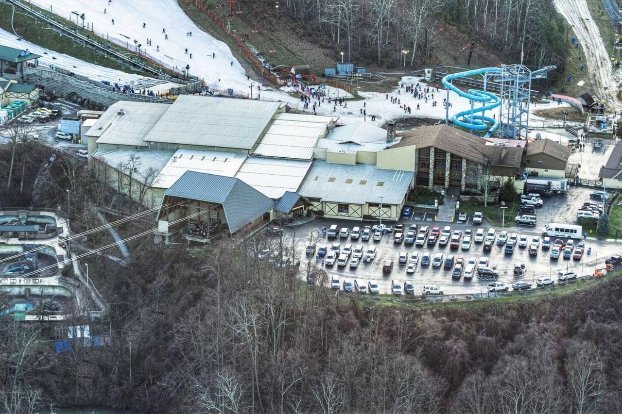 Sky High Views!!-peak Mountaintop-outdoor Pool-close To Downtown-private Balcony-wifi-cable Gatlinburg