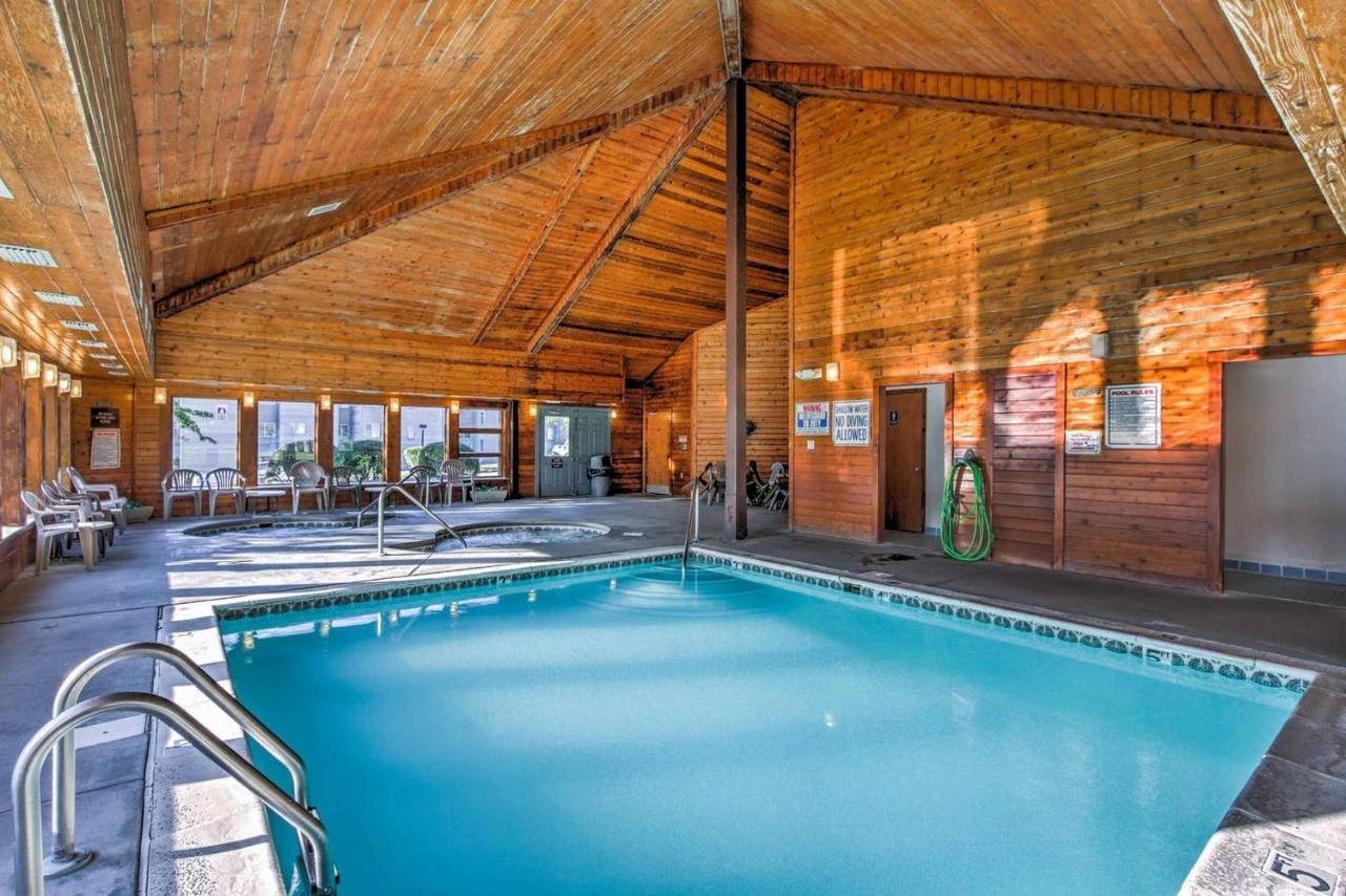 Sky High Views!!-peak Mountaintop-outdoor Pool-close To Downtown-private Balcony-wifi-cable Apartment
