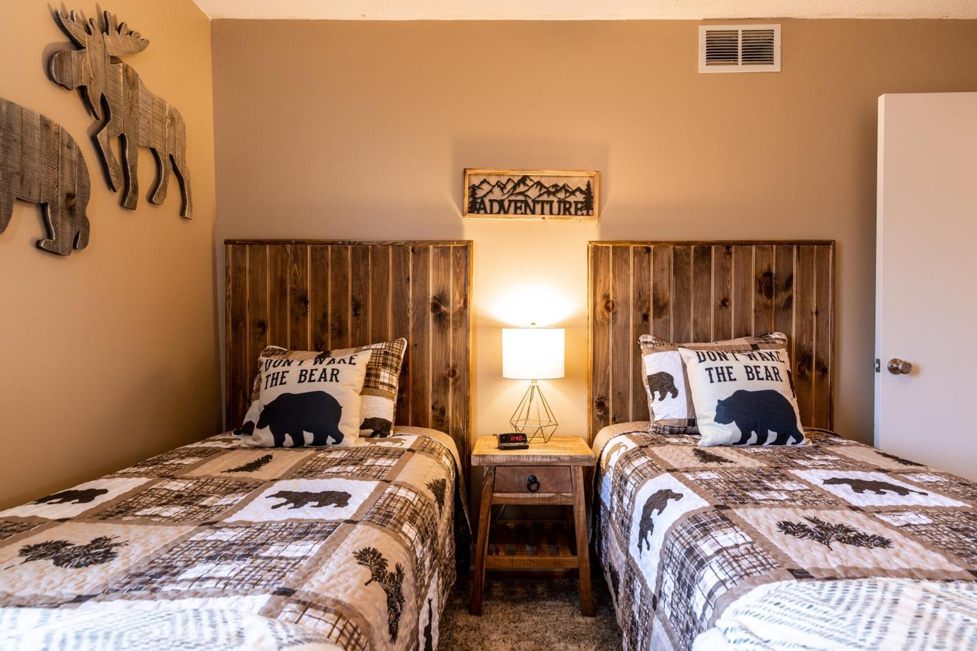 Sky High Views!!-peak Mountaintop-outdoor Pool-close To Downtown-private Balcony-wifi-cable Apartment
