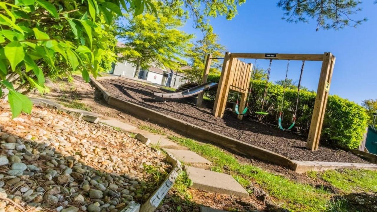 Sky High Views!!-peak Mountaintop-outdoor Pool-close To Downtown-private Balcony-wifi-cable Apartment Gatlinburg
