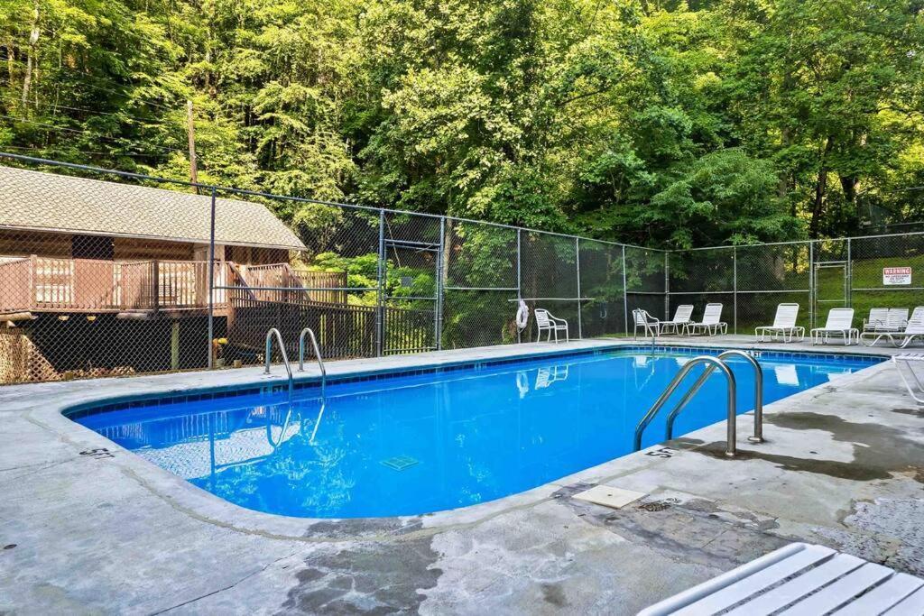 Beautiful With Fireplace And Large Game