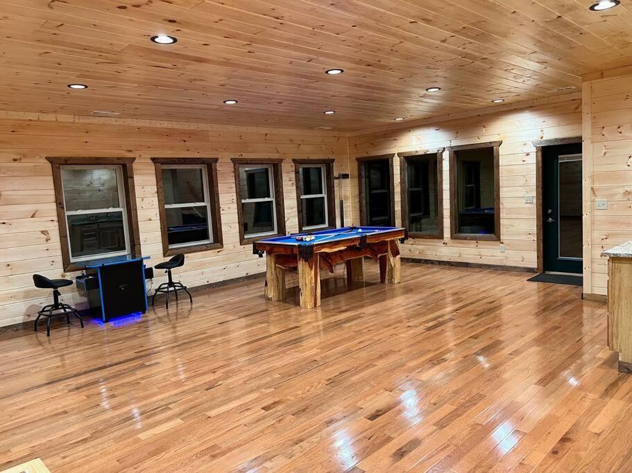 * * 4 Master Bedrooms, Views, Theater, Arcade, Evc Chalet Gatlinburg