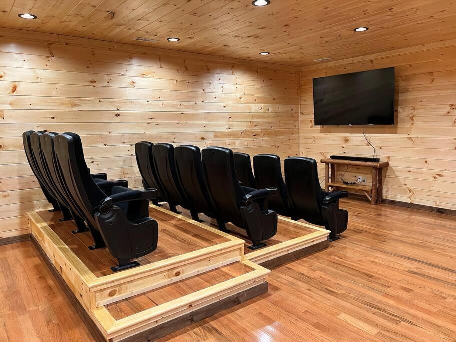 * * 4 Master Bedrooms, Views, Theater, Arcade, Evc Chalet *