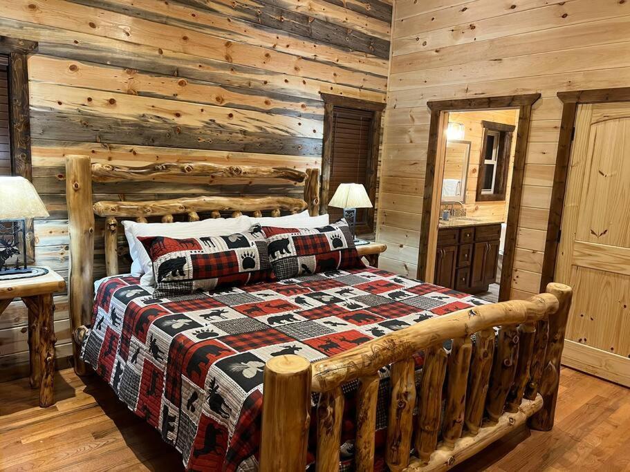* * 4 Master Bedrooms, Views, Theater, Arcade, Evc Gatlinburg