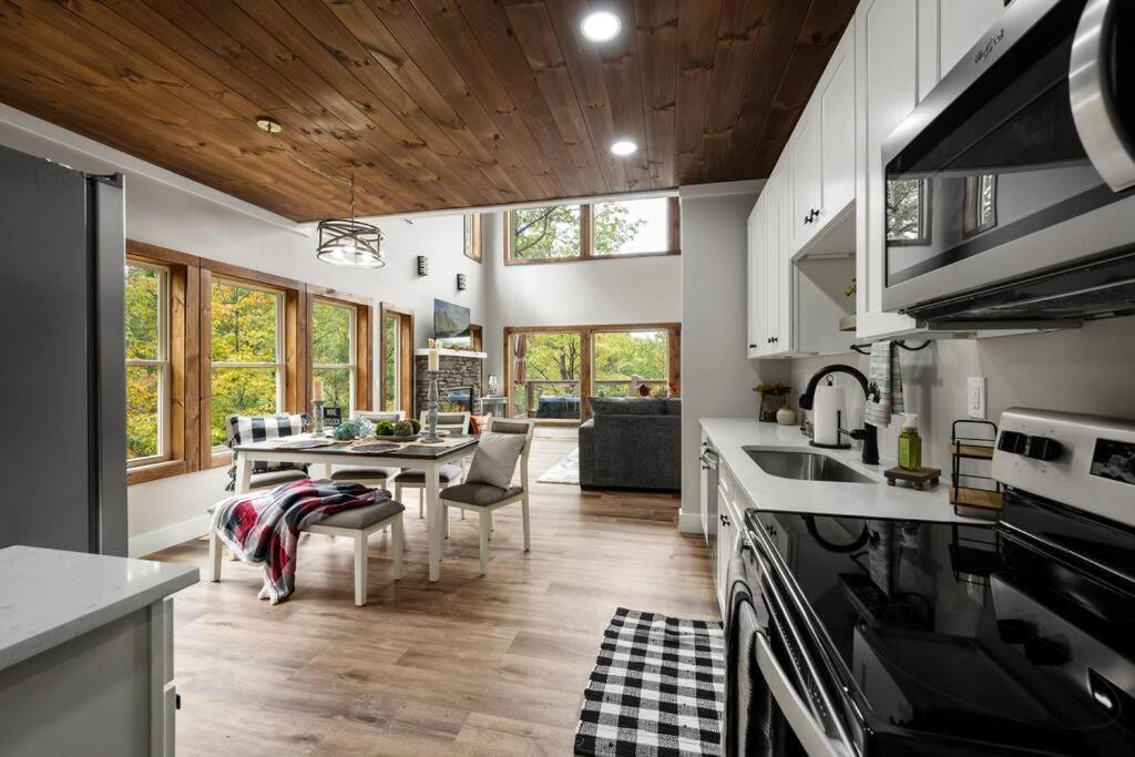 Modern With Mountain Views In Tn Chalet