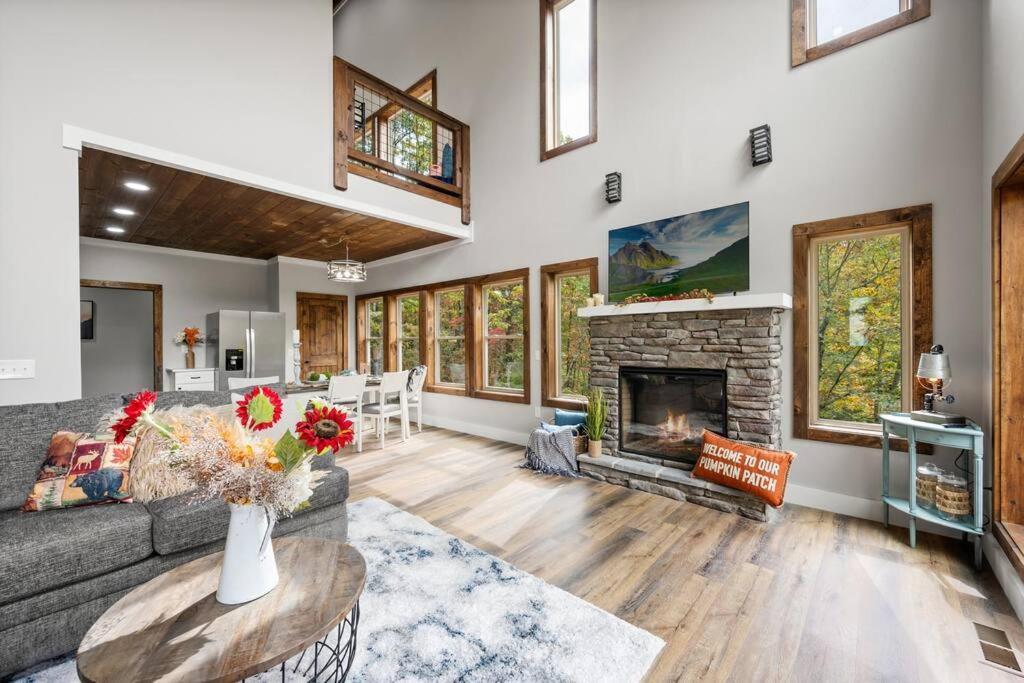 Modern With Mountain Views In Tn