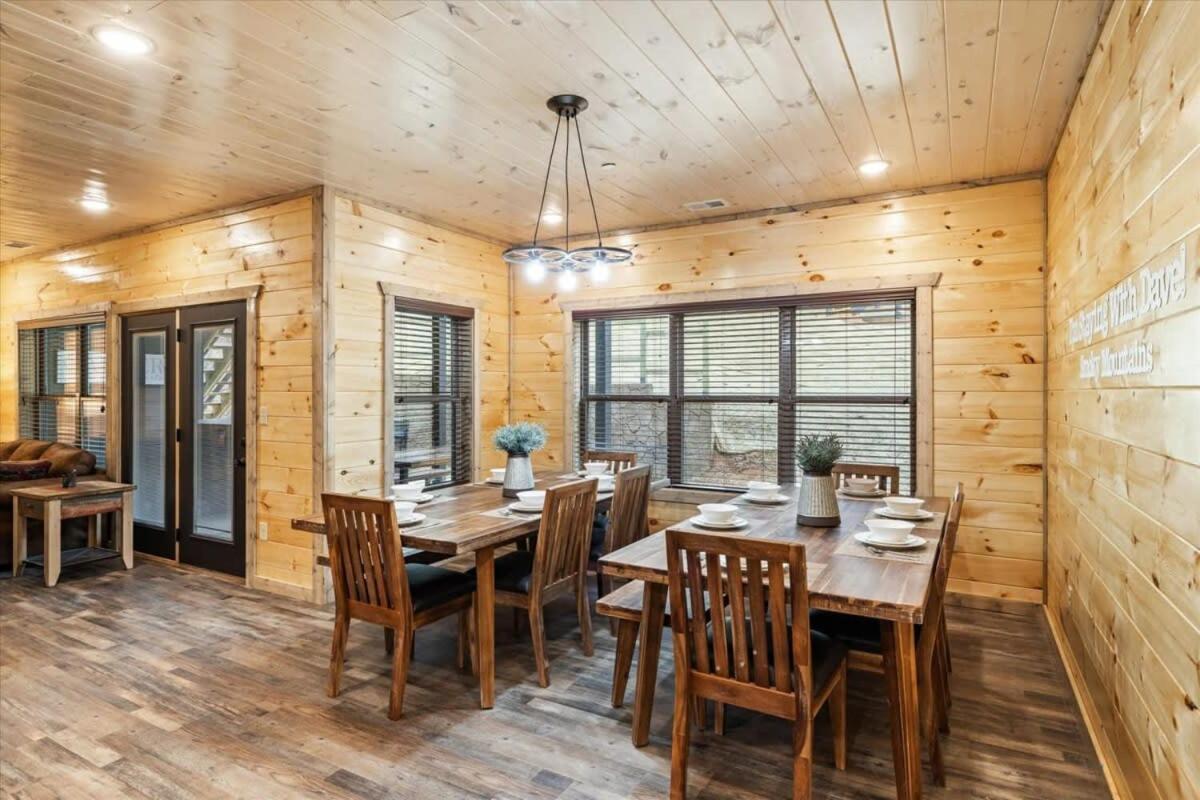 Holiday home New 8br Pool W Hot Tub & Arcade Hl Gatlinburg