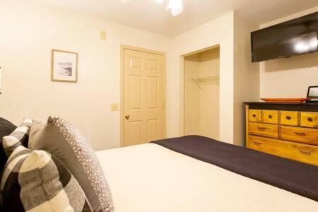 G Sasquatch Sleeps 13 Holiday home
