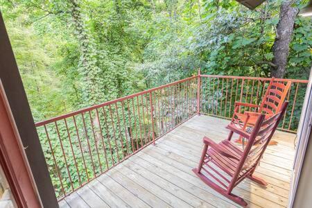 G Sasquatch Sleeps 13 * Gatlinburg