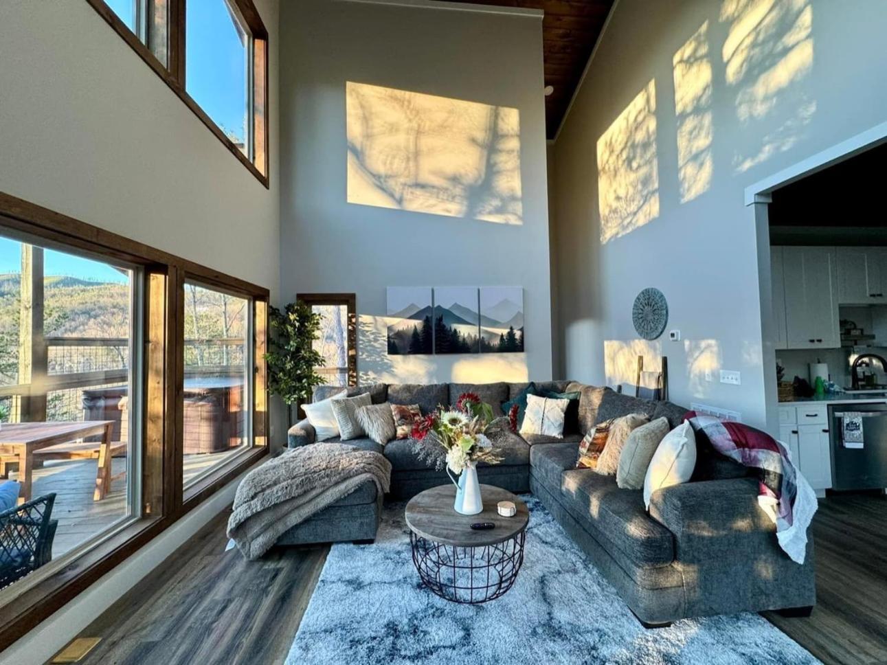 Modern With Mountain Views In Tn