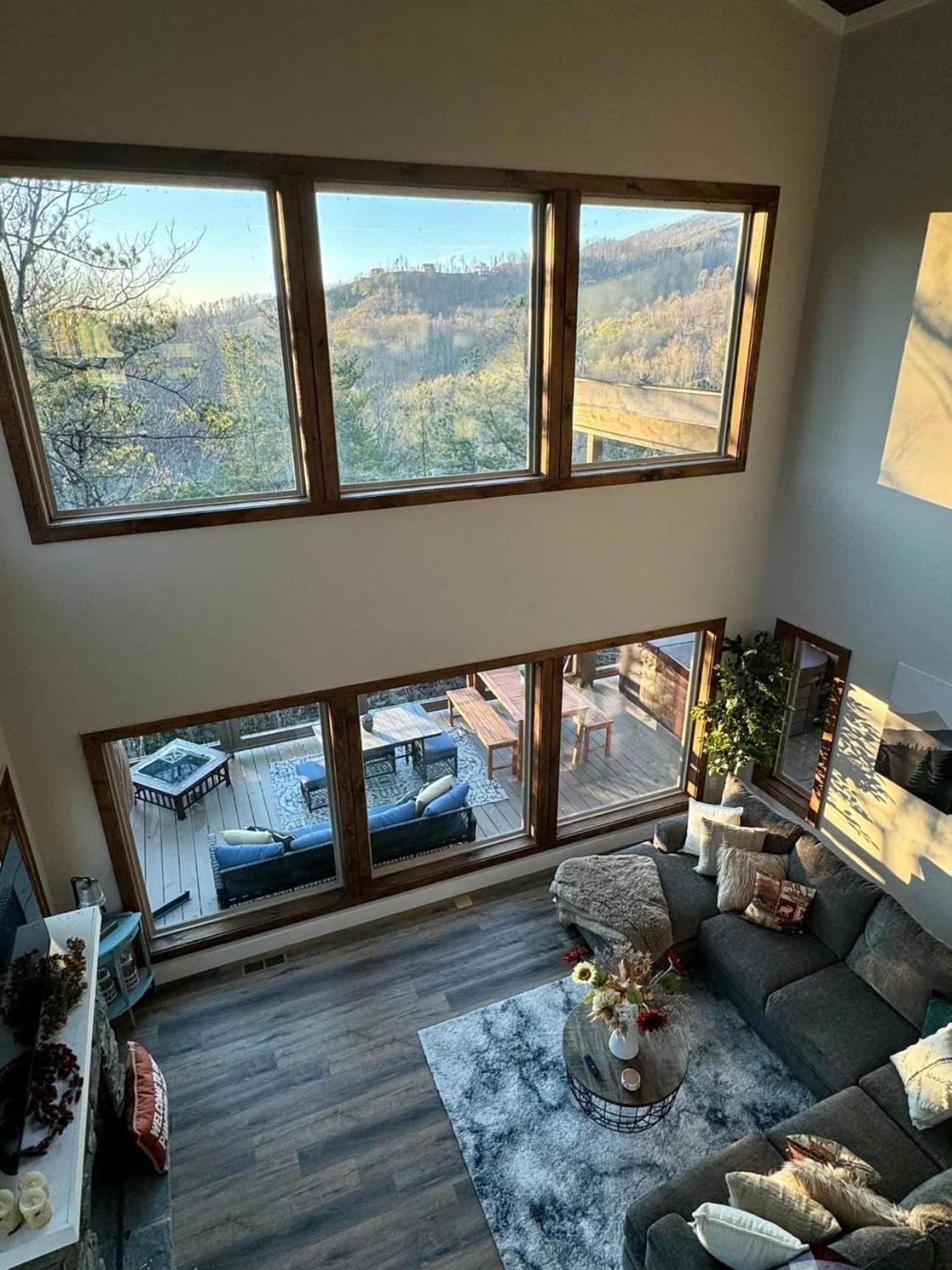 Modern With Mountain Views In Tn Chalet *