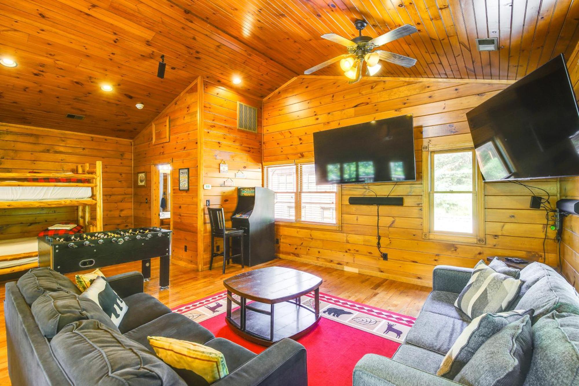 Holiday home With Pool Access About 3 Mi To Downtown Gatlinburg