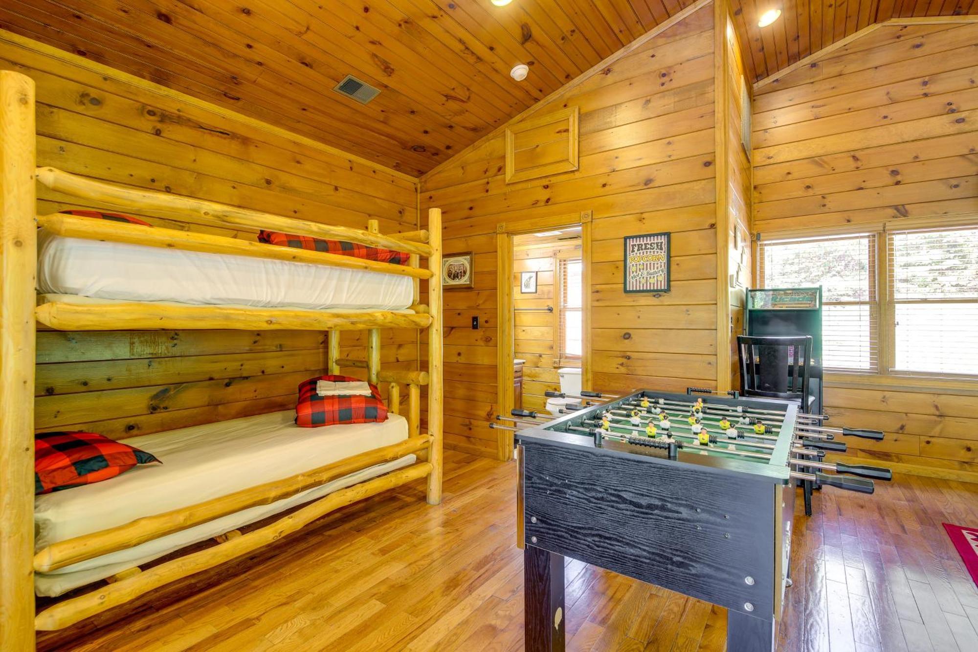Holiday home With Pool Access About 3 Mi To Downtown Gatlinburg