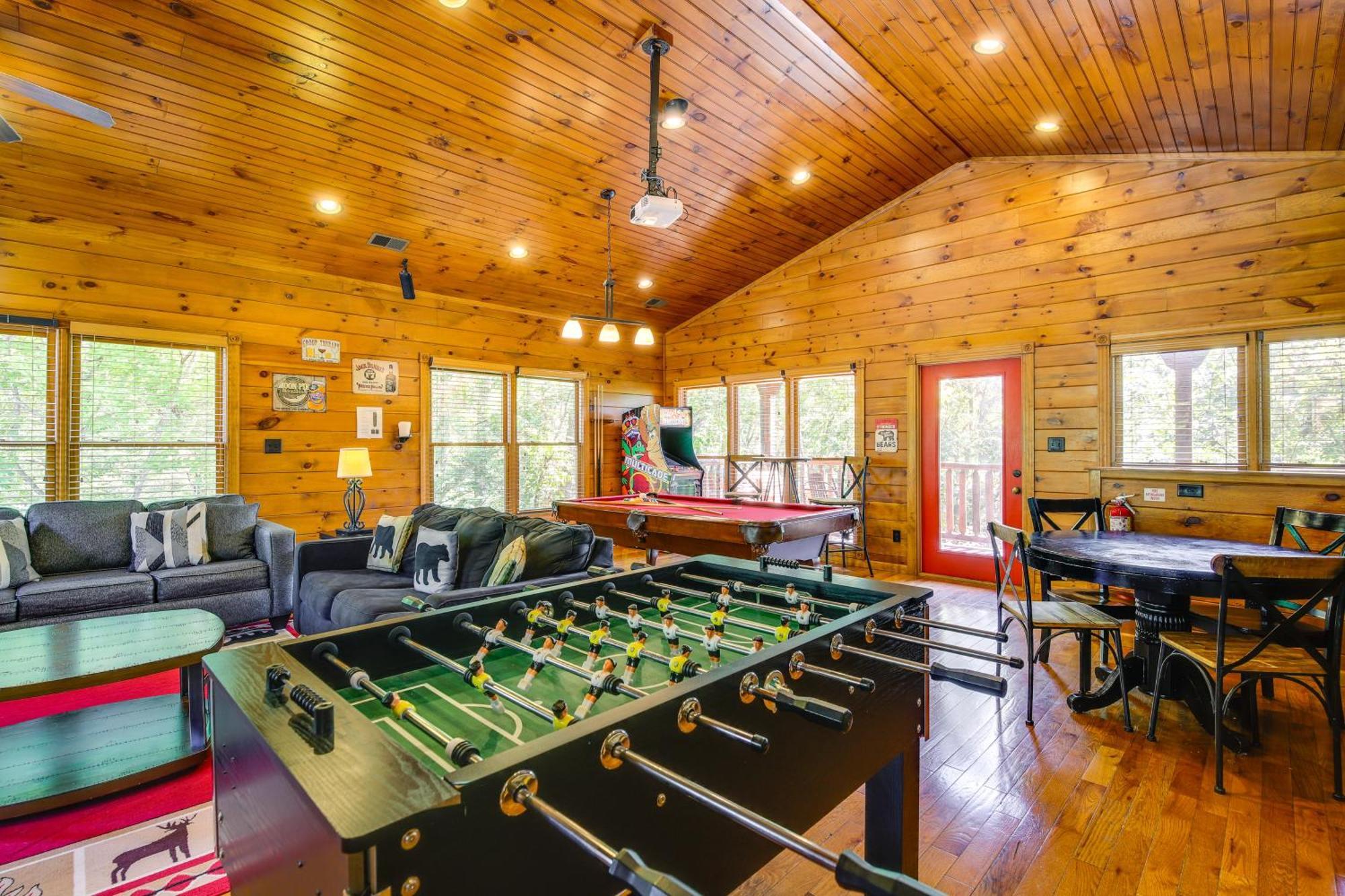 Holiday home With Pool Access About 3 Mi To Downtown Gatlinburg