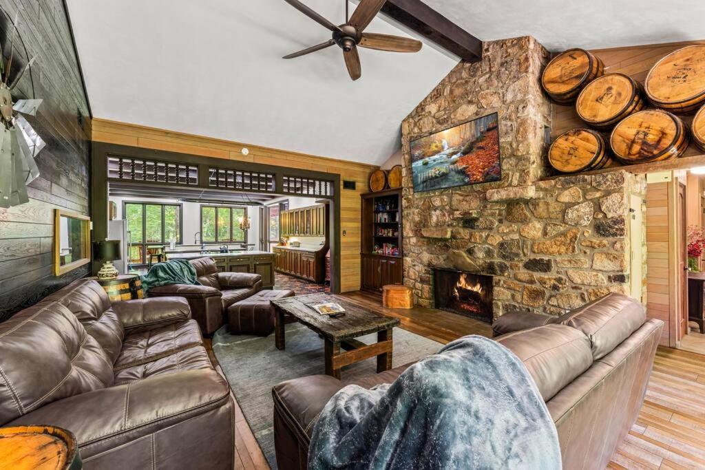 Bourbon Hollow With Hot Tub And Pool Game Only 5 Min To Downtown Holiday home
