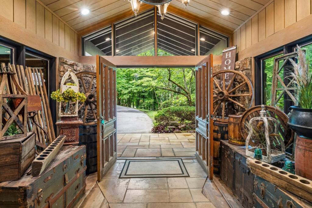 Bourbon Hollow With Hot Tub And Pool Game Only 5 Min To Downtown Holiday home