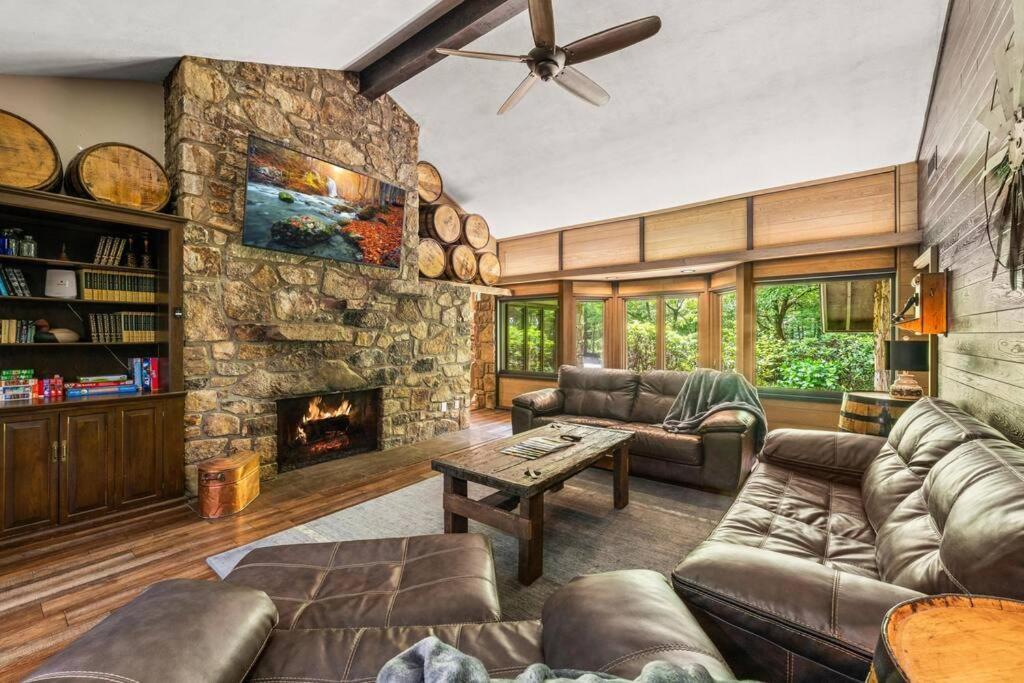 Holiday home Bourbon Hollow With Hot Tub And Pool Game Only 5 Min To Downtown Gatlinburg