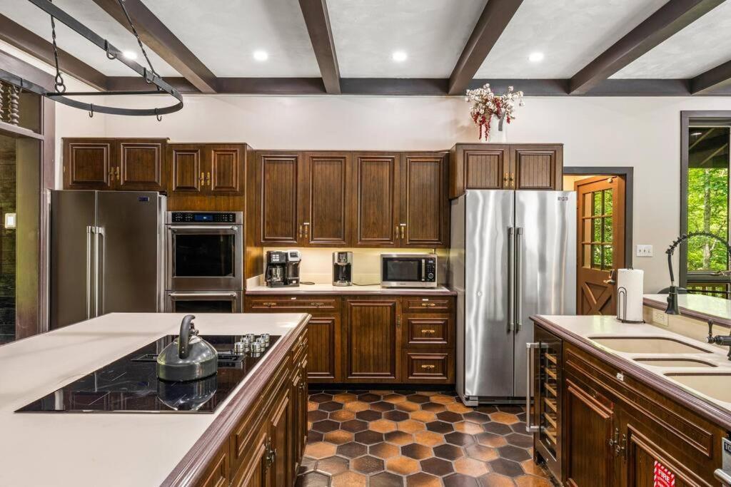 Bourbon Hollow With Hot Tub And Pool Game Only 5 Min To Downtown Gatlinburg