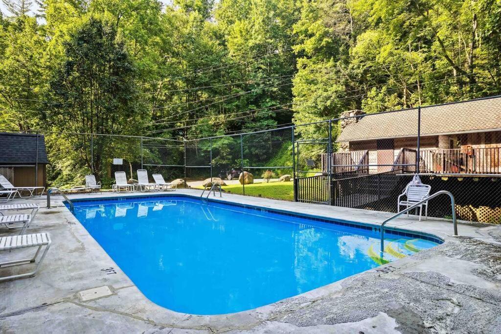 Beautiful With Fireplace And Large Game Holiday home Gatlinburg