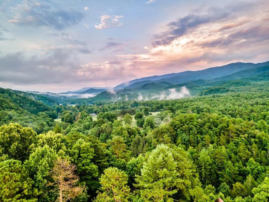 Beautiful With Fireplace And Large Game Holiday home Gatlinburg