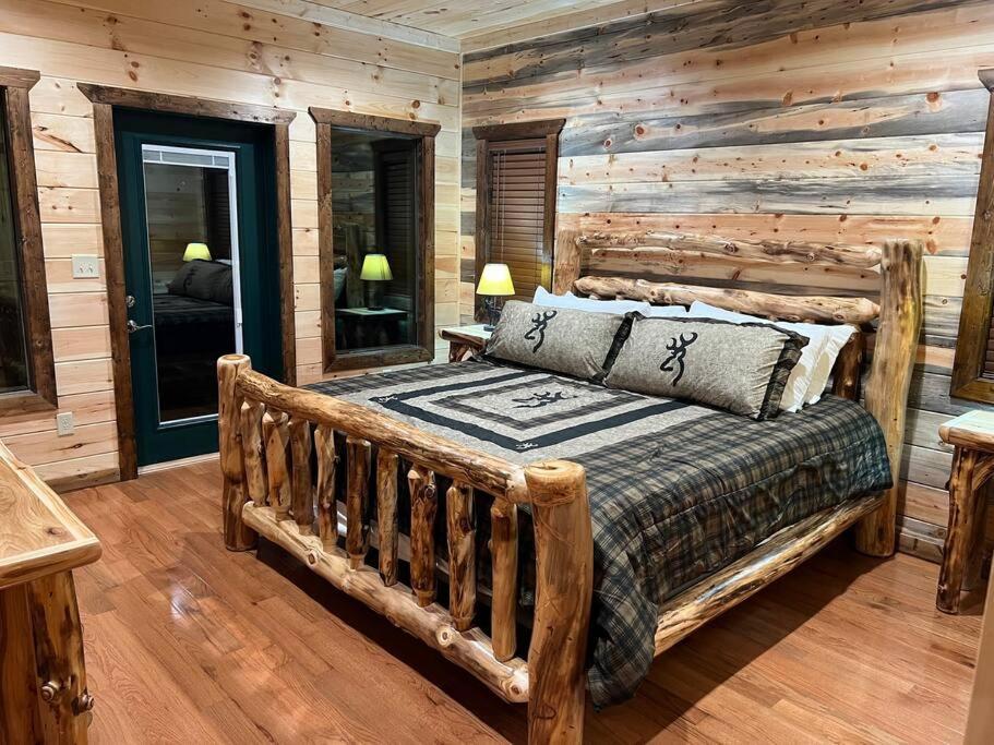 * * 4 Master Bedrooms, Views, Theater, Arcade, Evc Chalet *