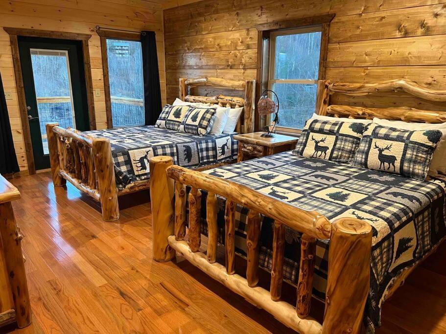 * * 4 Master Bedrooms, Views, Theater, Arcade, Evc Chalet Gatlinburg