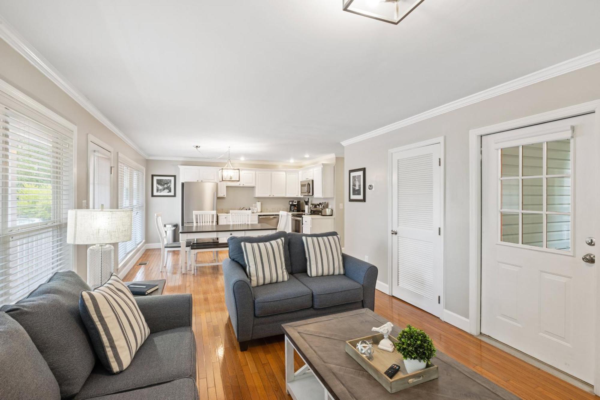 Downtown Dolly Is A 2 Bed 2bath Creekside Only A Half Mile From Downtown Holiday home *