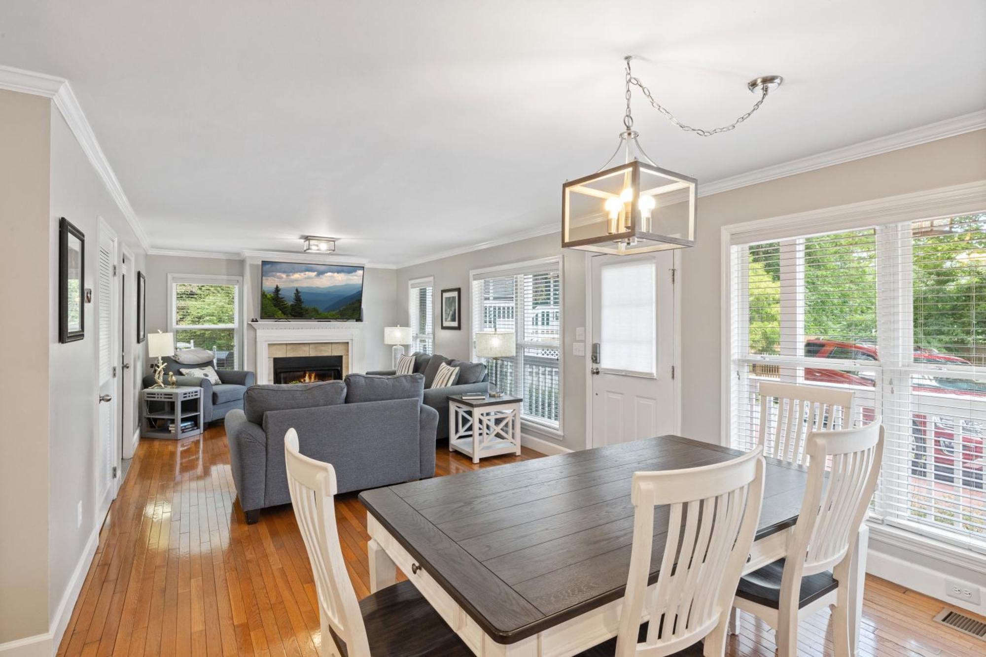 Downtown Dolly Is A 2 Bed 2bath Creekside Only A Half Mile From Downtown Holiday home *