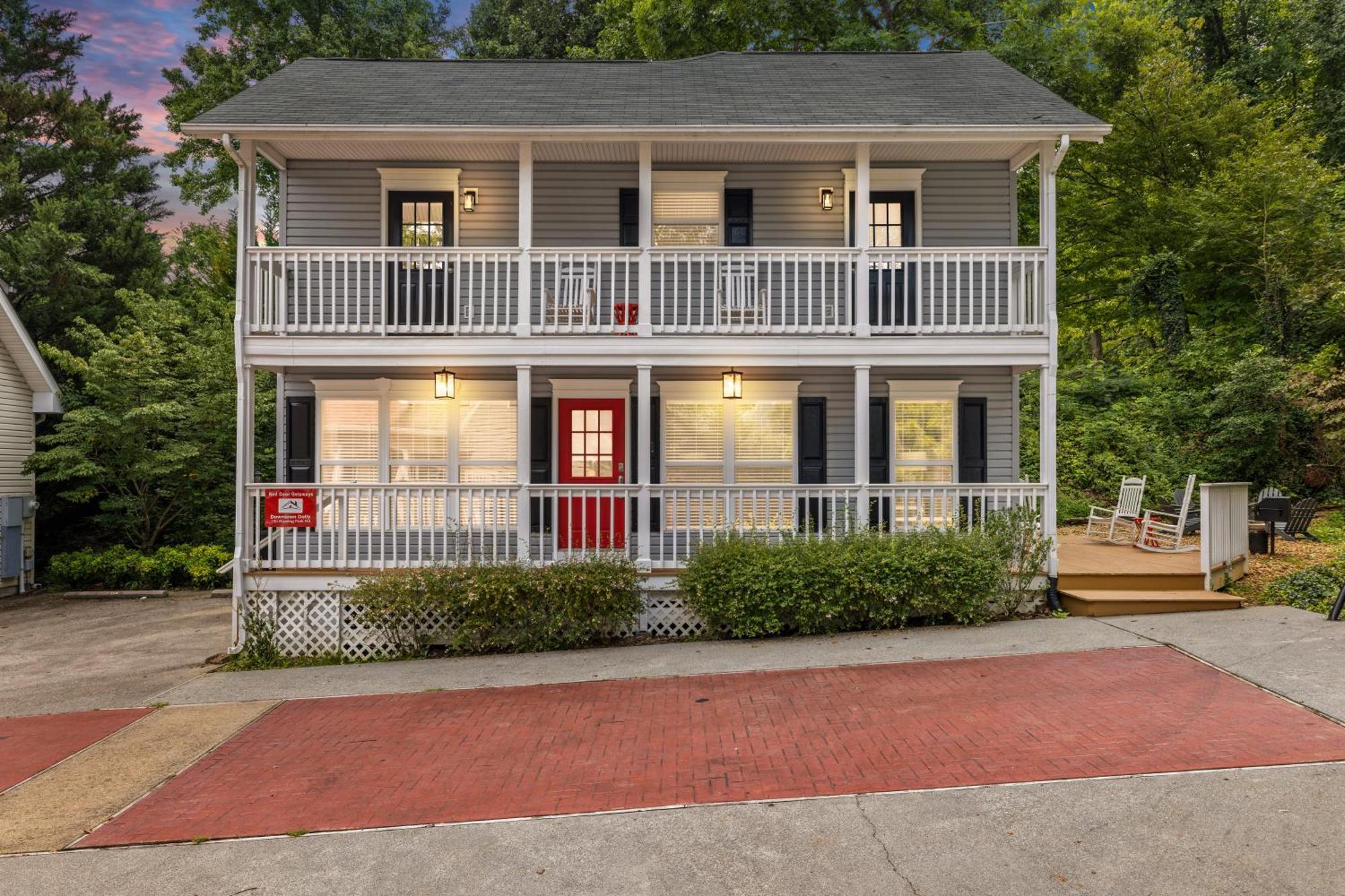 Holiday home Downtown Dolly Is A 2 Bed 2bath Creekside Only A Half Mile From Downtown *