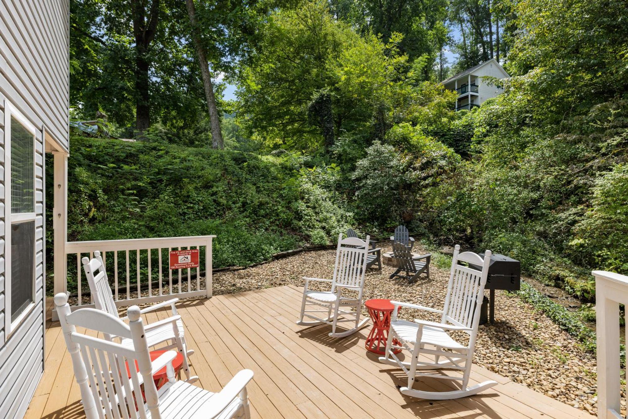 Downtown Dolly Is A 2 Bed 2bath Creekside Only A Half Mile From Downtown