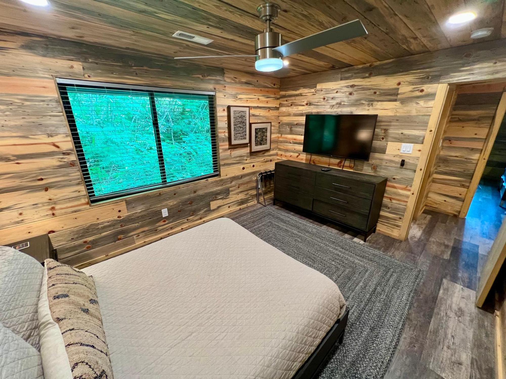 Experience Luxury At Smoky Mountain Hideaway, Just 5 Miles From Downtown Holiday home