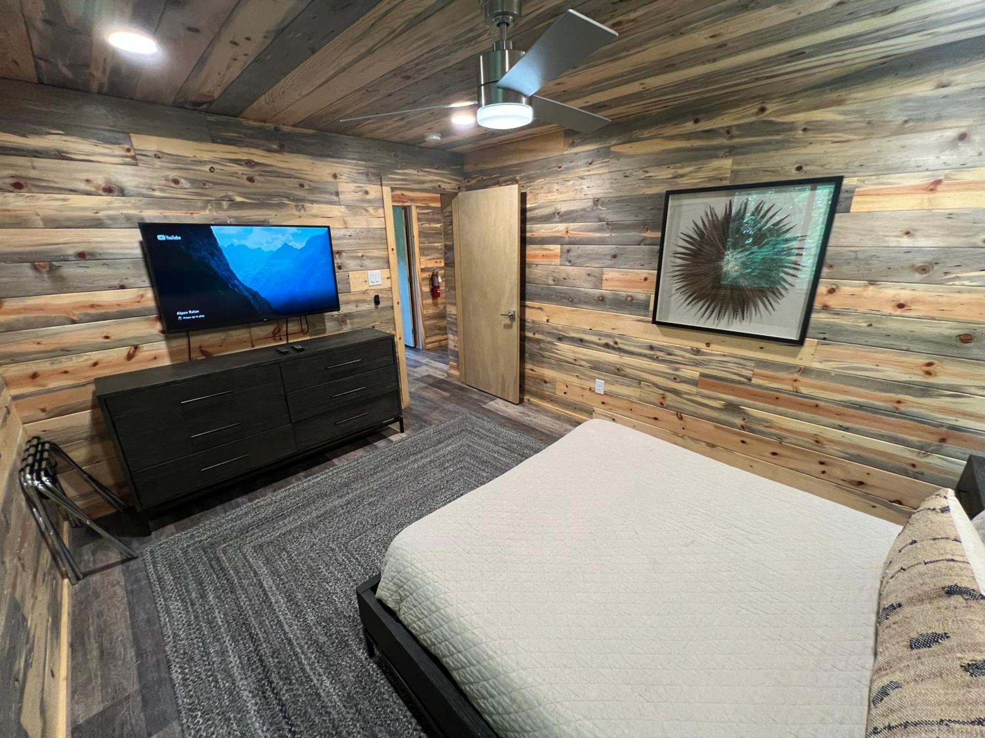 Experience Luxury At Smoky Mountain Hideaway, Just 5 Miles From Downtown Holiday home Gatlinburg