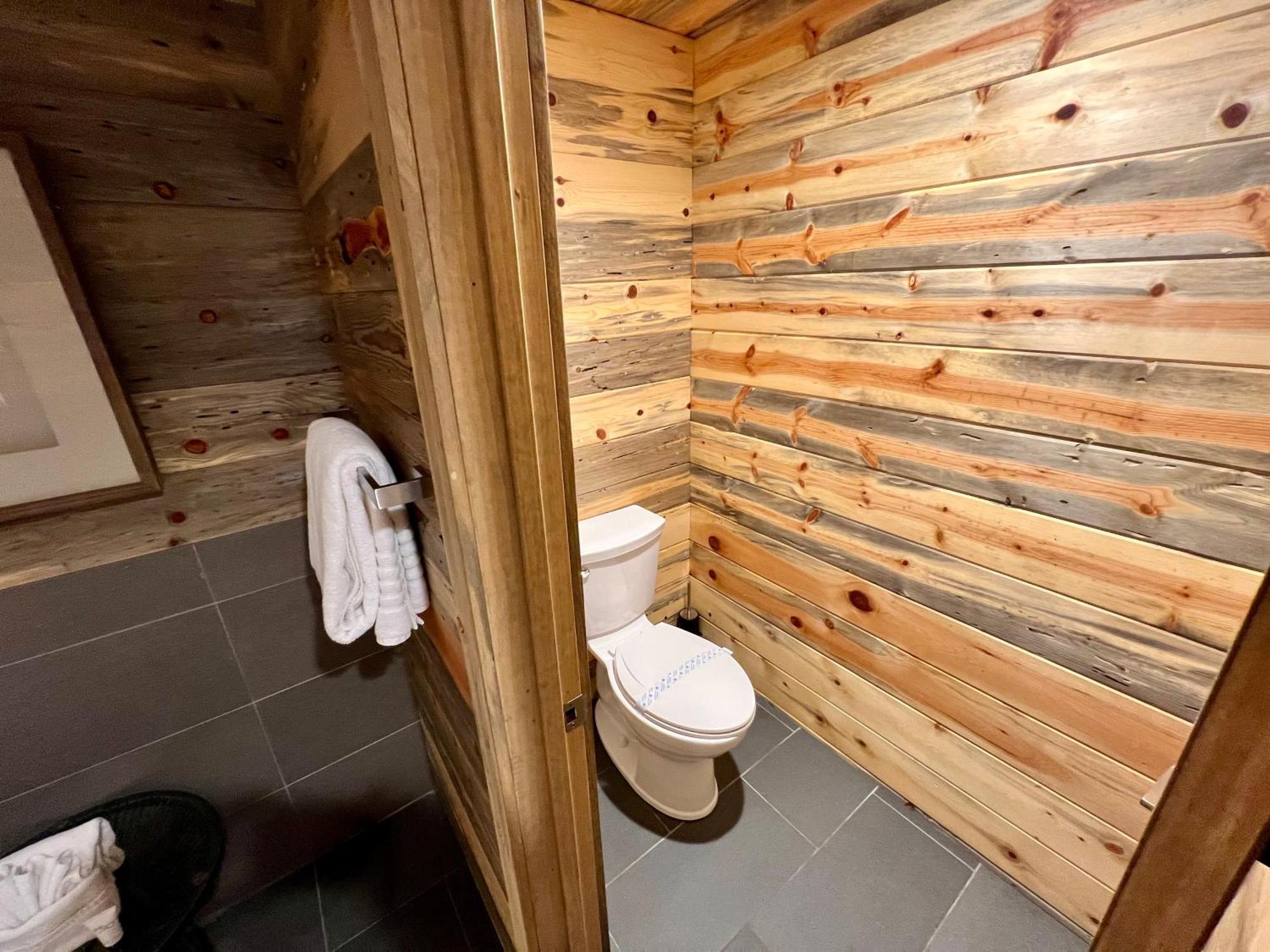 Holiday home Experience Luxury At Smoky Mountain Hideaway, Just 5 Miles From Downtown Gatlinburg