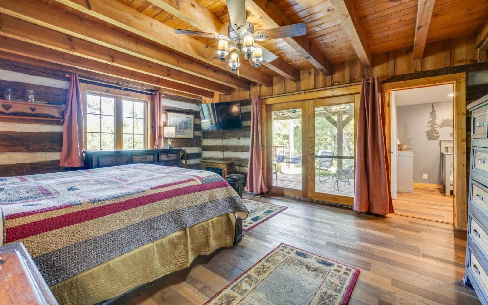 Hand Hewn Hideaway Villa *